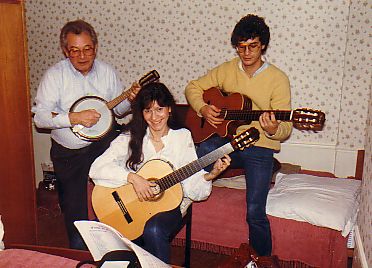 Papa qui joue un peu, Evelyne vraiment tres peu  et le meilleur : MOI